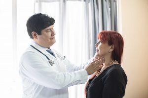 fotografía de médico en consulta